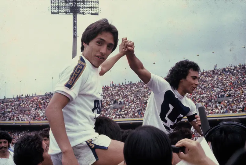 Manuel Negrete y Hugo Sánchez, festejan el título de la 80-81 sobre Cruz Azul. l MEXSPORT