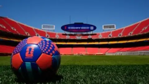 Los científicos señalaron que la humedad puede aumentar el riesgo durante los partidos al aire libre./ AP