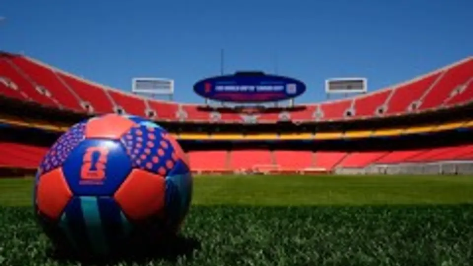 Los científicos señalaron que la humedad puede aumentar el riesgo durante los partidos al aire libre./ AP