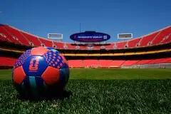 Los científicos señalaron que la humedad puede aumentar el riesgo durante los partidos al aire libre./ AP