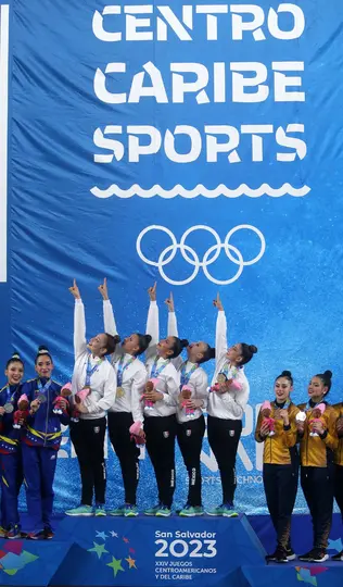 Atletas de gimnasia rítmica en el podio en San Salvador 2023 l X:conadeoficial