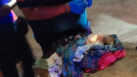 Bebé recién nacido es abandonado en contenedor de basura