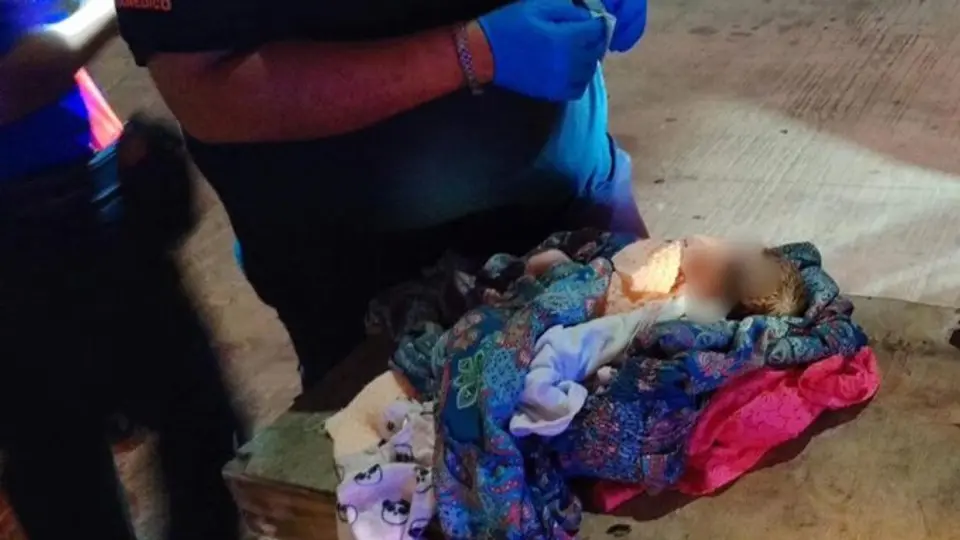 Bebé recién nacido es abandonado en contenedor de basura