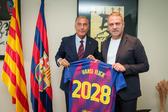 Hansi Flick firmó una extensión de contrato con Barcelona | X  @FCBarcelona