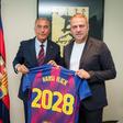 Hansi Flick firmó una extensión de contrato con Barcelona | X  @FCBarcelona