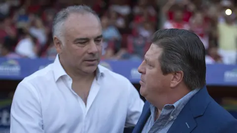 Guillermo Vázquez y Miguel Herrera disputaron la última final entre DTs mexicanos | MEXSPORT
