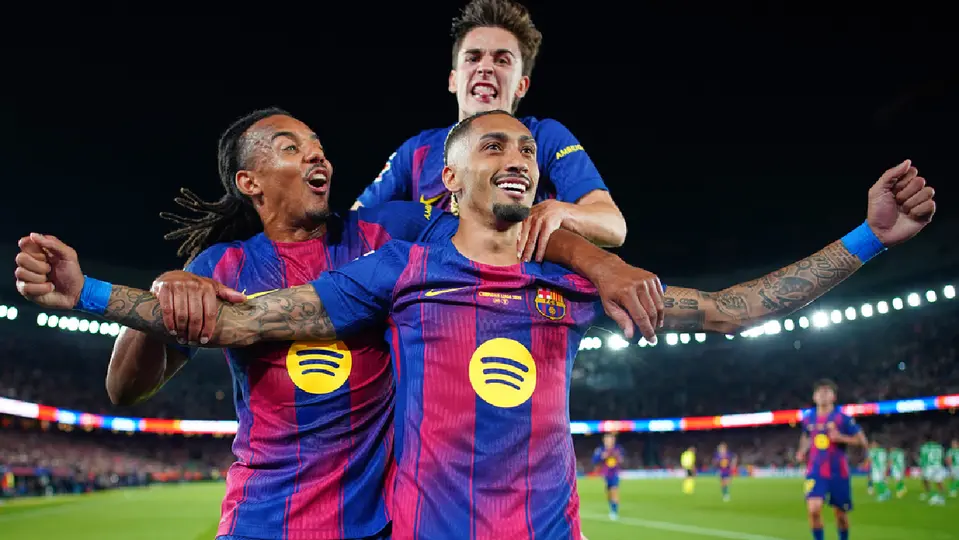 Raphinha y jugadores del Barcelona | AP