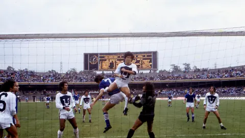 Pumas y Cruz Azul, en la Ida de la Final de la temporada 1978-79. l MEXSPORT