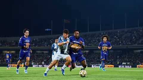 Jugadores de Pumas y Pachuca dando todo por el balón | MEXSPORT