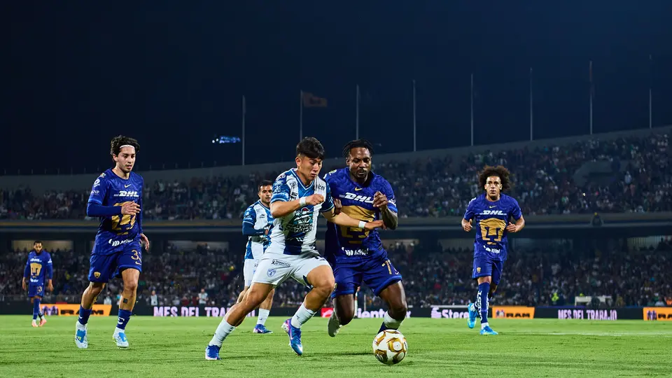 Jugadores de Pumas y Pachuca dando todo por el balón | MEXSPORT
