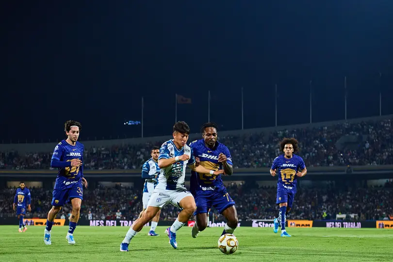Jugadores de Pumas y Pachuca dando todo por el balón | MEXSPORT