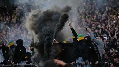 Ultras invaden la cancha con bengalas y consuman el descenso del Nantes