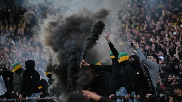 Ultras invaden la cancha con bengalas y consuman el descenso del Nantes