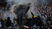 Ultras invaden la cancha con bengalas y consuman el descenso del Nantes