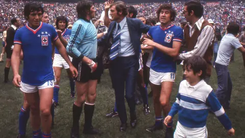 Raúl Cárdenas con Cruz Azul en la Final de la Temporada 1973-74 en la Liga MX | MEXSPORT
