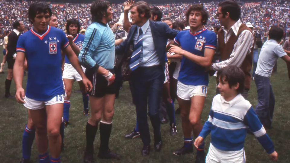 Raúl Cárdenas con Cruz Azul en la Final de la Temporada 1973-74 en la Liga MX | MEXSPORT