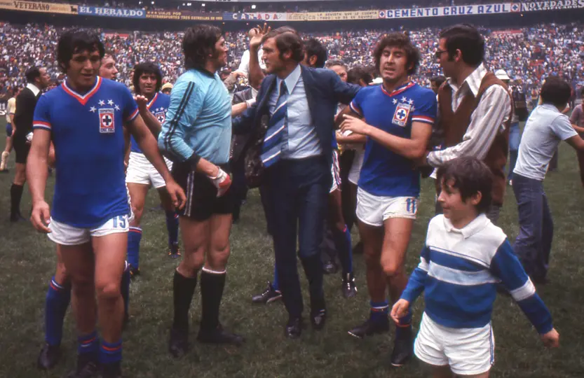 Raúl Cárdenas con Cruz Azul en la Final de la Temporada 1973-74 en la Liga MX | MEXSPORT
