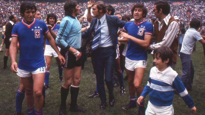 Raúl Cárdenas con Cruz Azul en la Final de la Temporada 1973-74 en la Liga MX | MEXSPORT