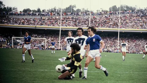 Olaf Heredia, portero de Pumas, controla un balón en la Final de Vuelta de la 80-81. l MEXSPORT