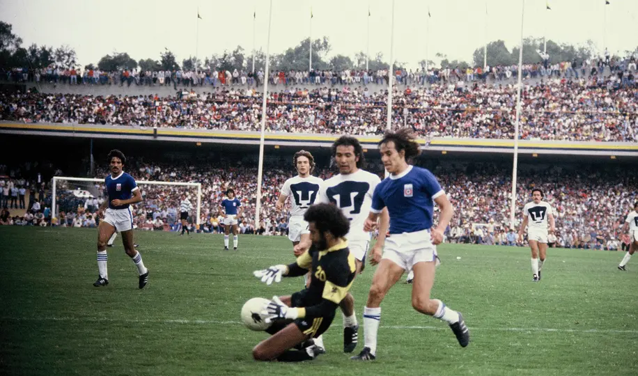 Olaf Heredia, portero de Pumas, controla un balón en la Final de Vuelta de la 80-81. l MEXSPORT
