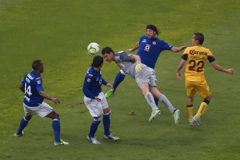 El remate de Moisés Muñoz en la Final del Clausura 2013 entre América y Cruz Azul | IMAGO 7