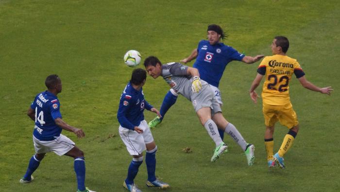 El remate de Moisés Muñoz en la Final del Clausura 2013 entre América y Cruz Azul | IMAGO 7