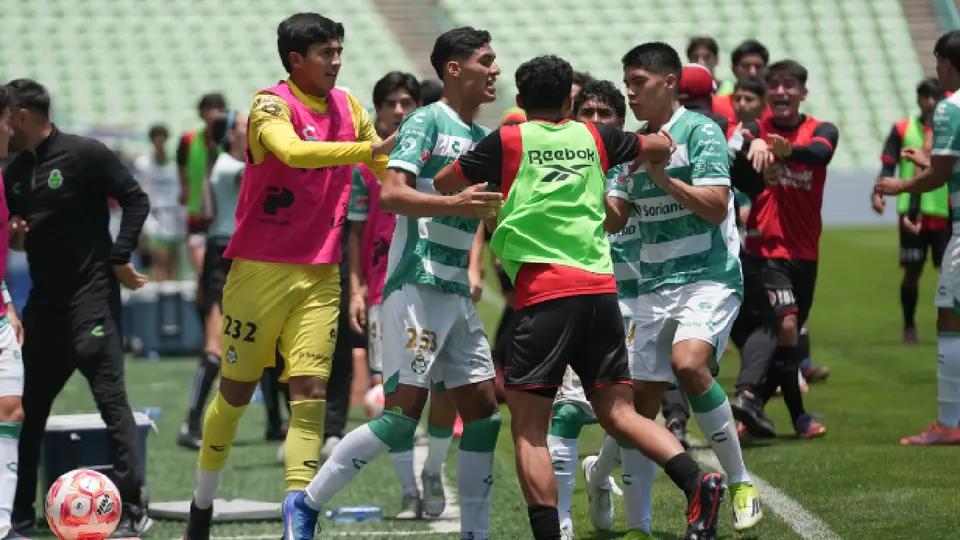 Agresión de un jugador de Santos al técnico Luis Michel mancha la Final Sub-19