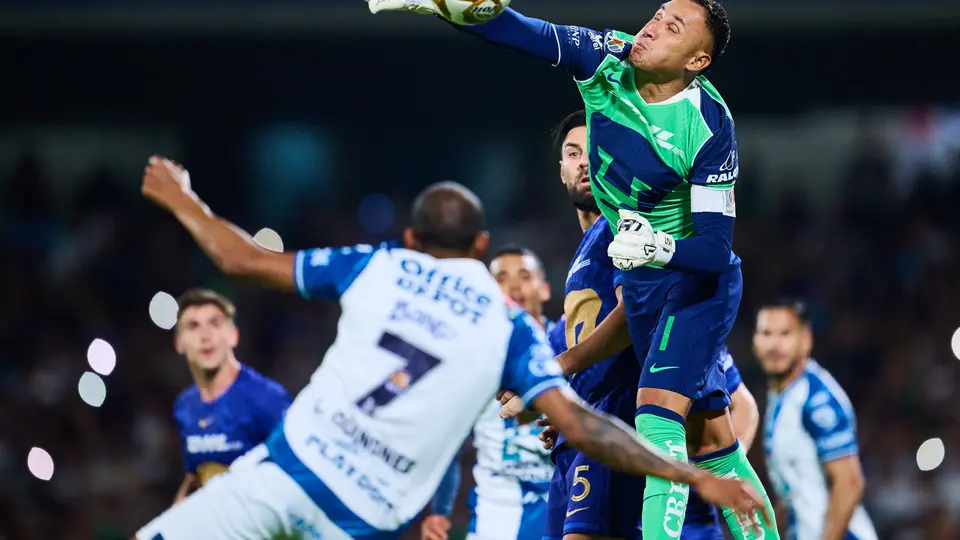 Keylor Navas tratando de despejar el balón | MEXSPORT