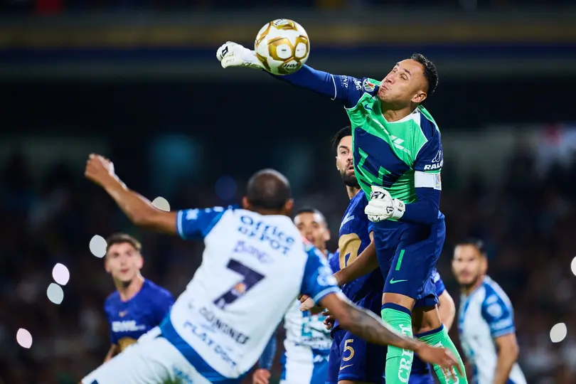 Keylor Navas tratando de despejar el balón | MEXSPORT