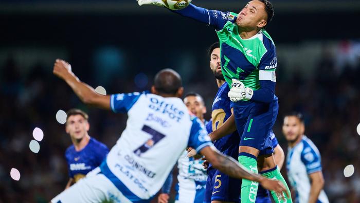 Keylor Navas tratando de despejar el balón | MEXSPORT