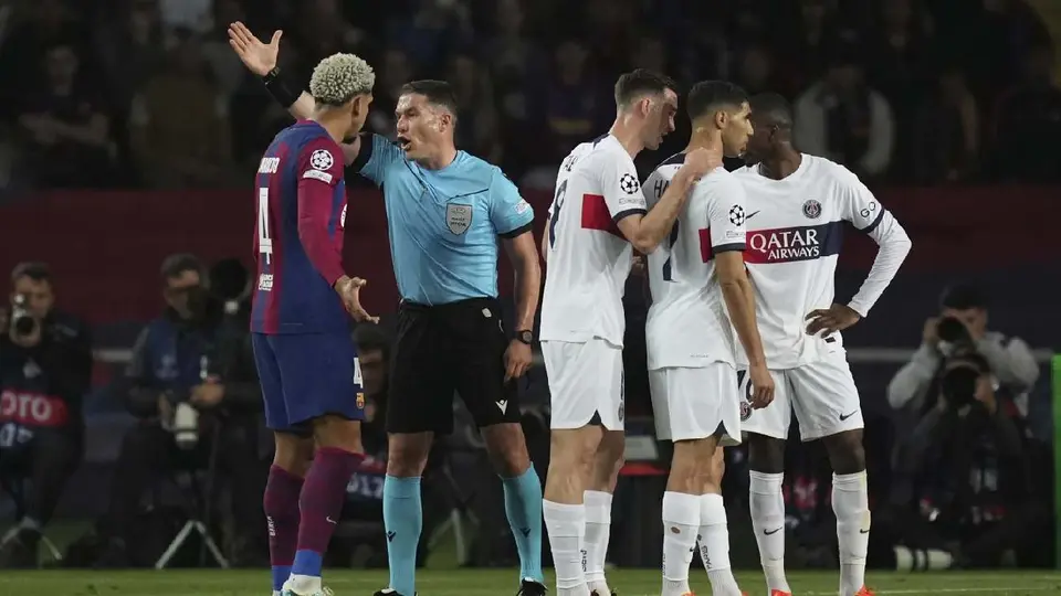 István Kovács, arbitro de UEFA | AP