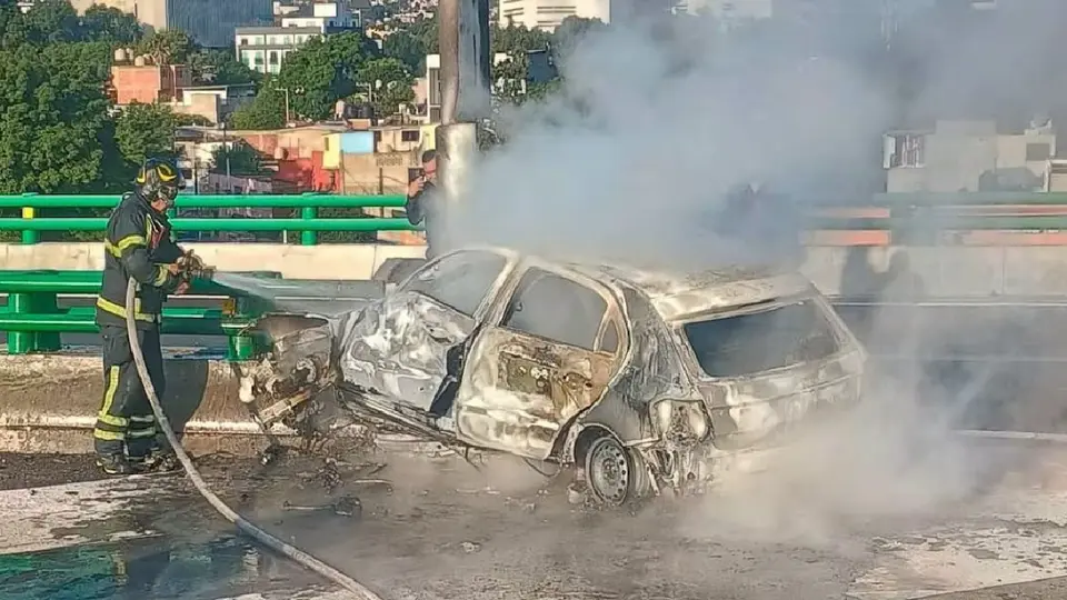 Los Bomberos llegaron a sofocar el incendio que se podía ver a lo lejos/ Redes Sociales