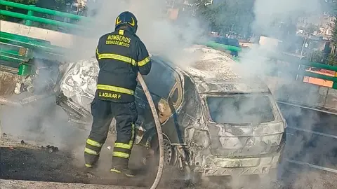 Tras el impacto el vehículo se incendió, lo que provocó que el conductor falleciera / Redes Sociales