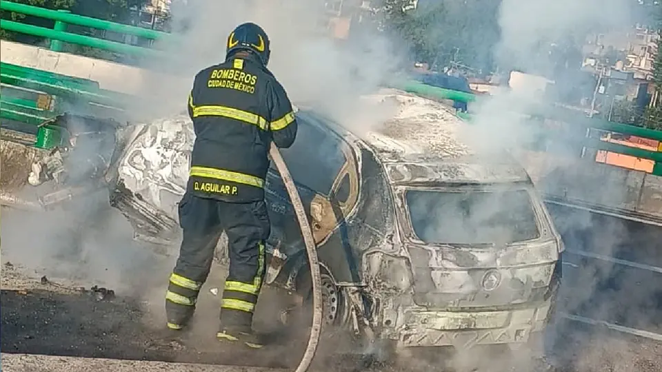 Tras el impacto el vehículo se incendió, lo que provocó que el conductor falleciera / Redes Sociales