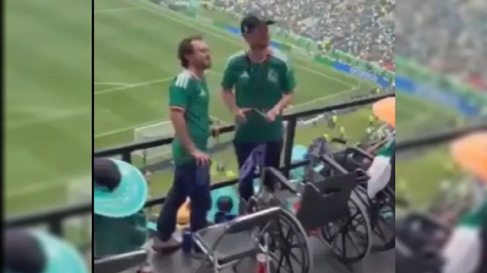 Aficionados de pie en la zona de discapacitados en el Estadio Ciudad de México | CAPTURA