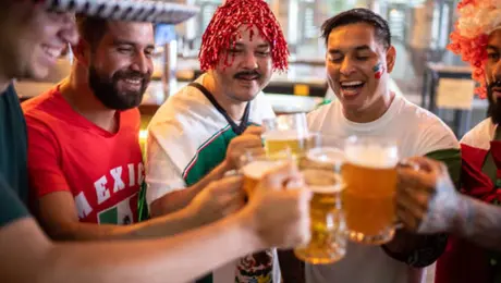 Bebidas adulteradas en México preocupan a EU: emiten alerta para viajeros