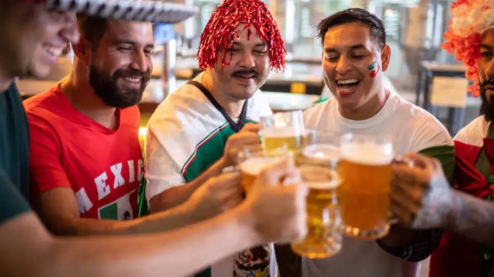 Bebidas adulteradas en México preocupan a EU: emiten alerta para viajeros