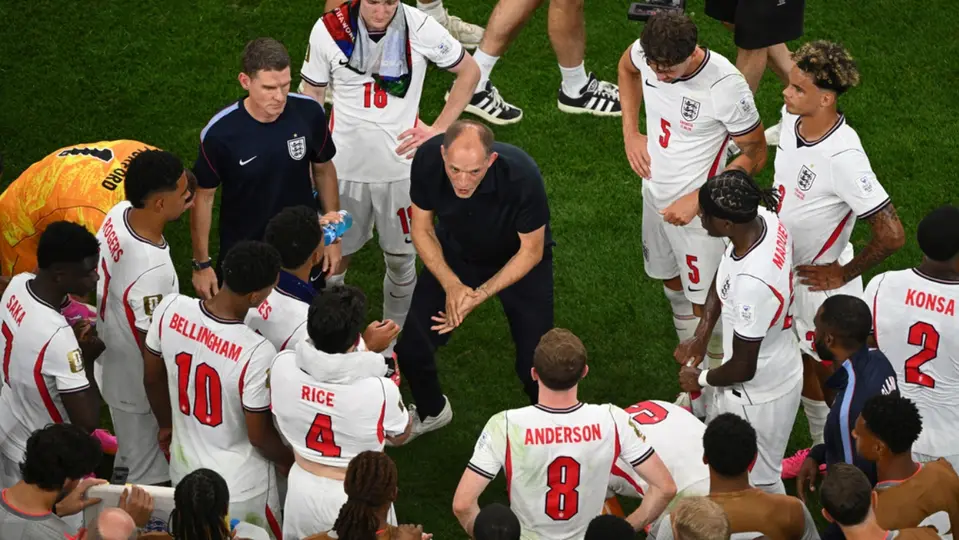 El técnico de Inglaterra da instrucciones a sus jugadores | AP