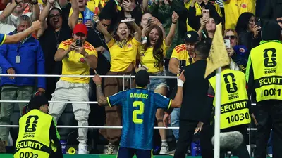 Aficionados de Colombia caen en las gradas del Estadio Ciudad de México tras festejos de gol