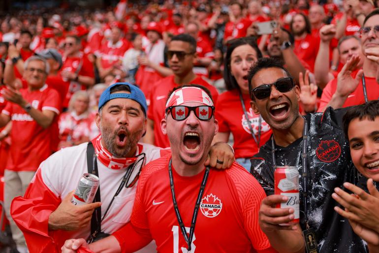 Aficionados de Canadá celebrando el gol ante Qatar | IMAGO7