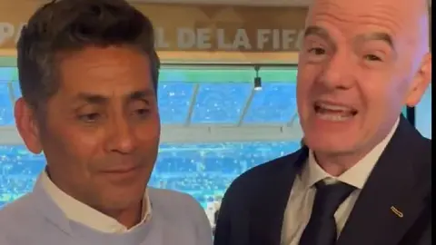 Gianni Infantino con Jorge Campos durante el Mundial | CAPTURA DE PANTALLA