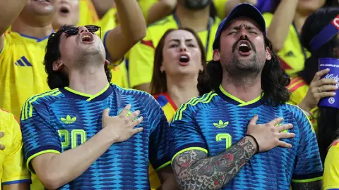 Afición de Colombia durante el himno nacional | AP