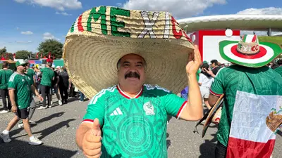 "El Meme Chicano": una vida acompañando al Tri con su enorme sombrero por el mundo