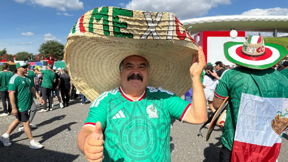 "El Meme Chicano": una vida acompañando al Tri con su enorme sombrero por el mundo