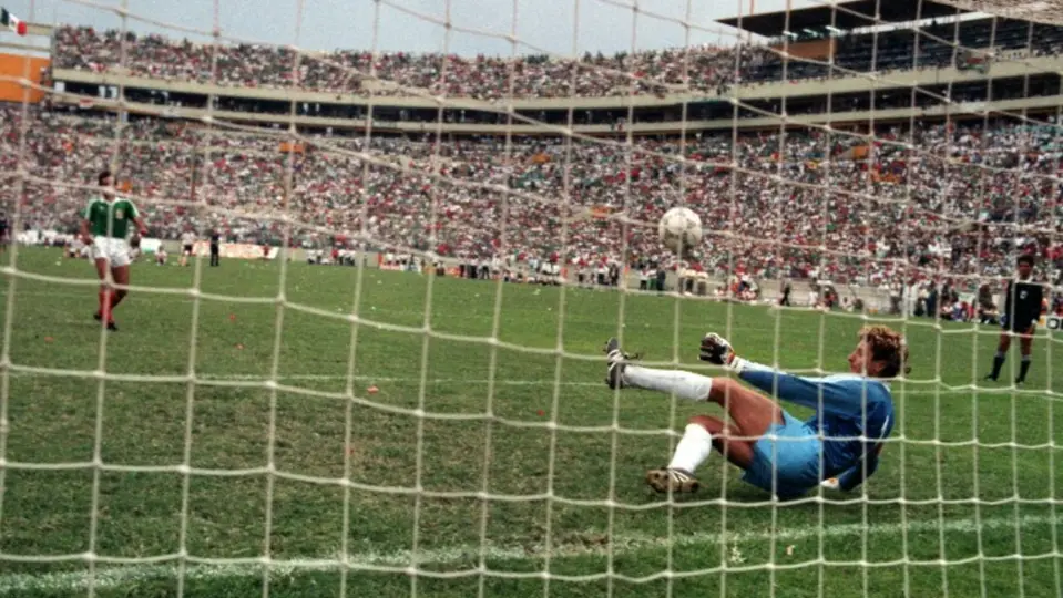 Harald Schumacher detiene penalti a Fernando Quirarte en los Cuartos de Final de México 86 en el Estadio Universitario | AFP