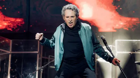 El cantante español sufrió un golpe en la cabeza que lo mandó a unos días de descanso / FB: @miguelriosofficial