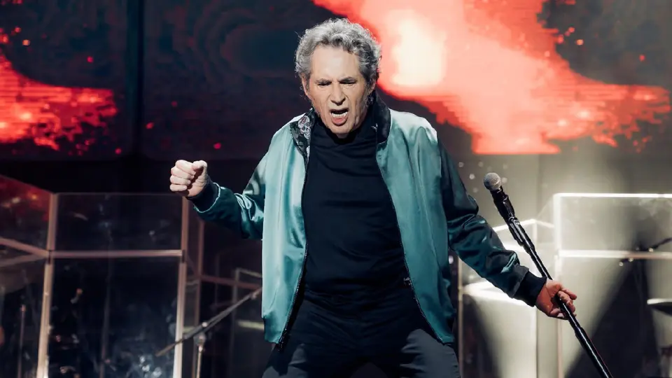 El cantante español sufrió un golpe en la cabeza que lo mandó a unos días de descanso / FB: @miguelriosofficial