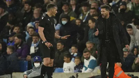 István Kovács durante un juego de Champions League | AP