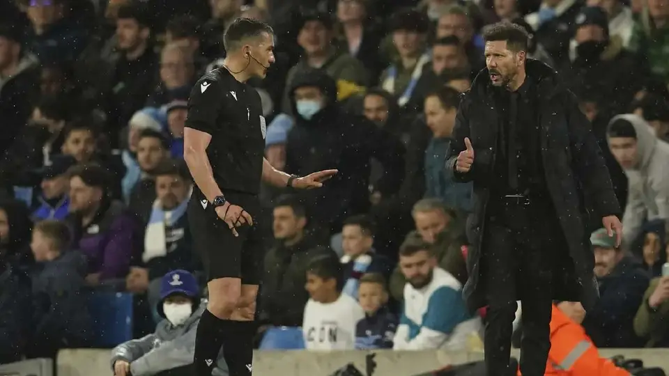 István Kovács durante un juego de Champions League | AP
