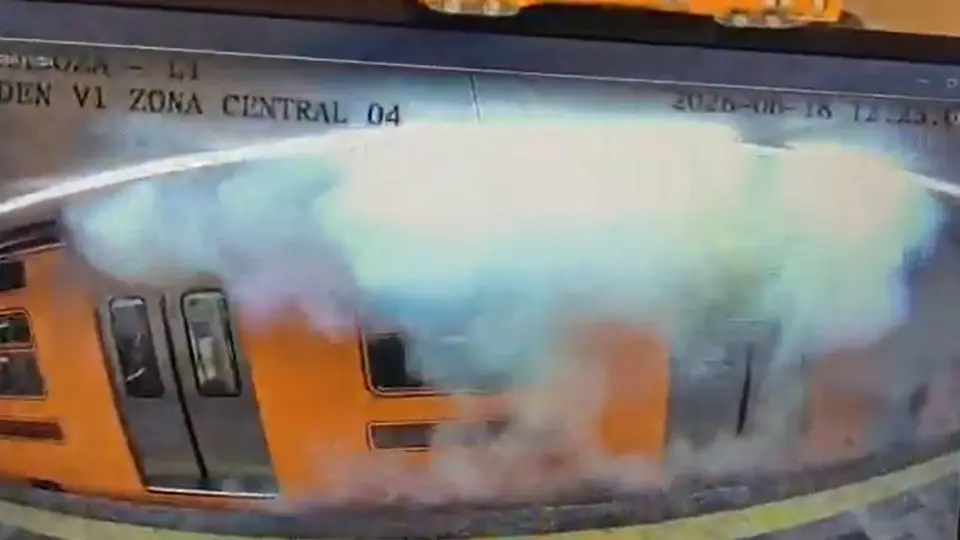 Usuarios del Metro observaron una nube de humo en la estación Zaragoza tras un cortocircuito provocado por la caída de un objeto metálico a las vías. / @AdrianRubalcava